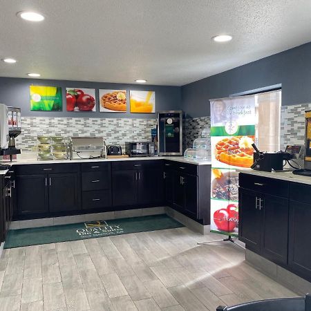 Quality Inn & Suites Big Rapids Near University Εξωτερικό φωτογραφία