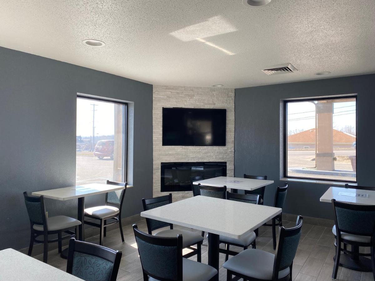 Quality Inn & Suites Big Rapids Near University Εξωτερικό φωτογραφία