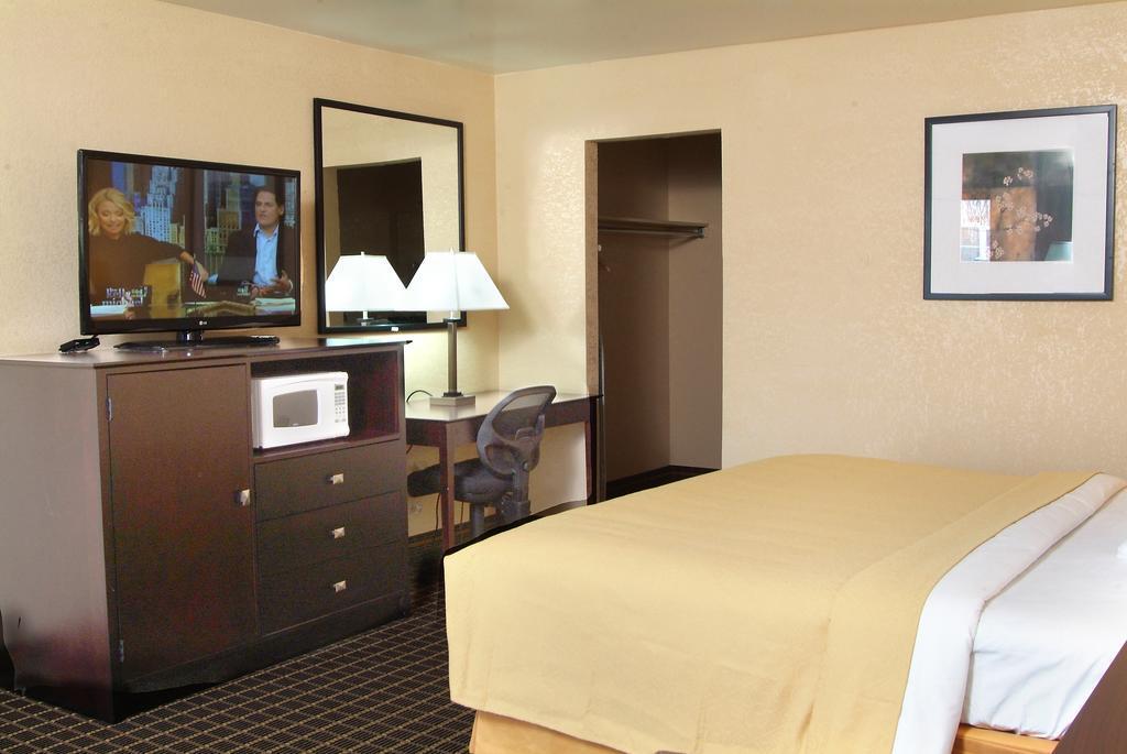Quality Inn & Suites Big Rapids Near University Εξωτερικό φωτογραφία