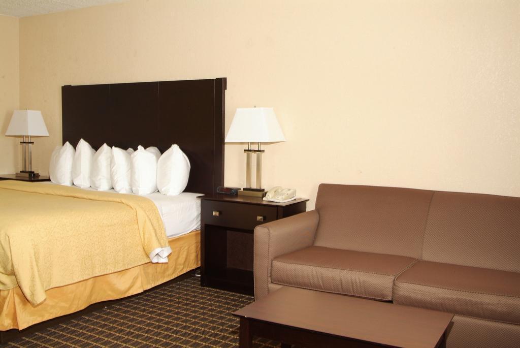 Quality Inn & Suites Big Rapids Εξωτερικό φωτογραφία