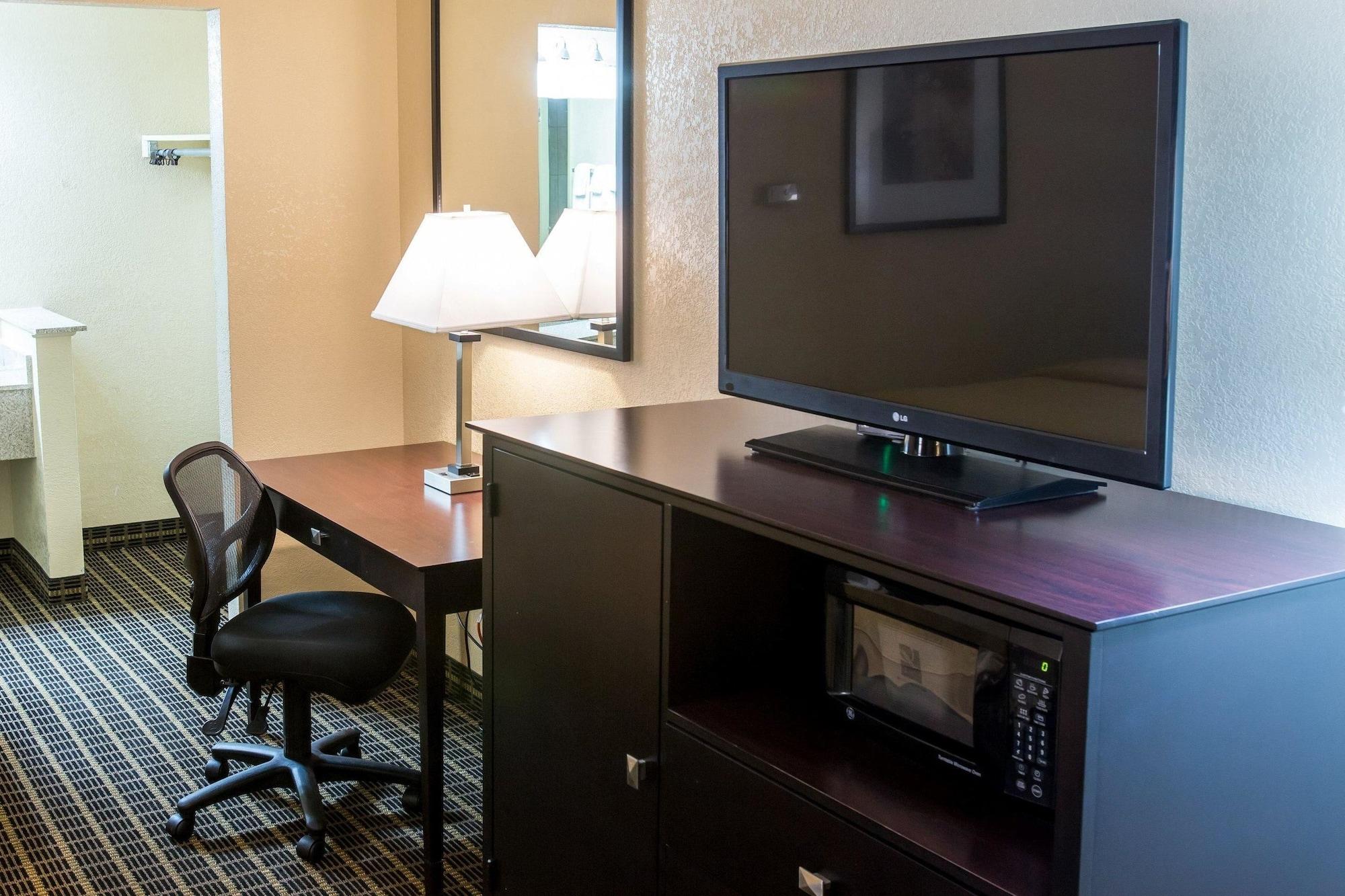 Quality Inn & Suites Big Rapids Near University Εξωτερικό φωτογραφία