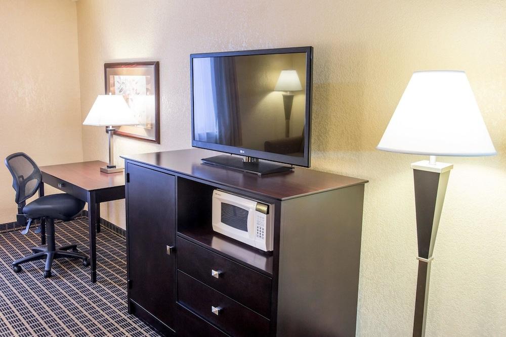 Quality Inn & Suites Big Rapids Near University Εξωτερικό φωτογραφία