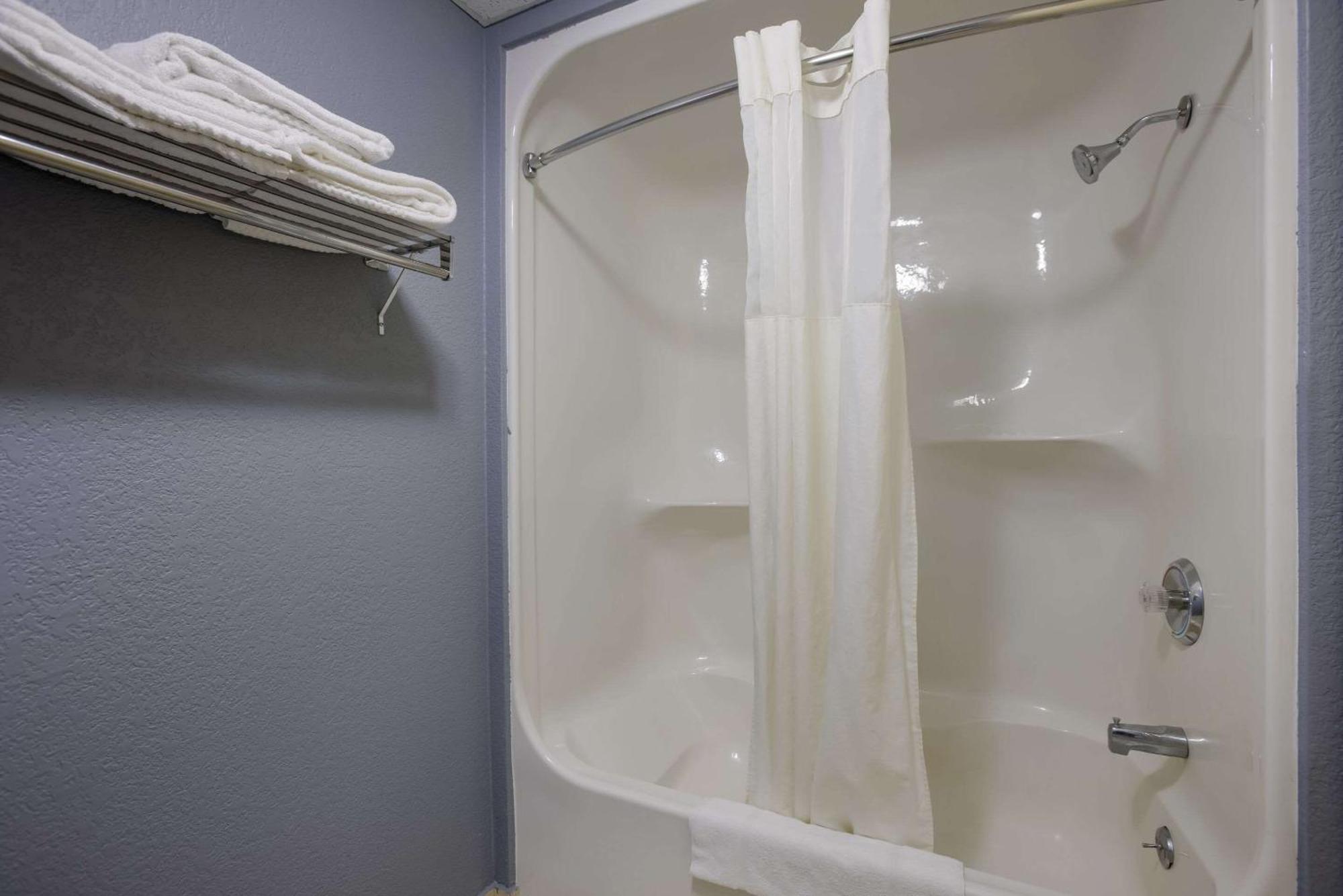 Quality Inn & Suites Big Rapids Near University Εξωτερικό φωτογραφία