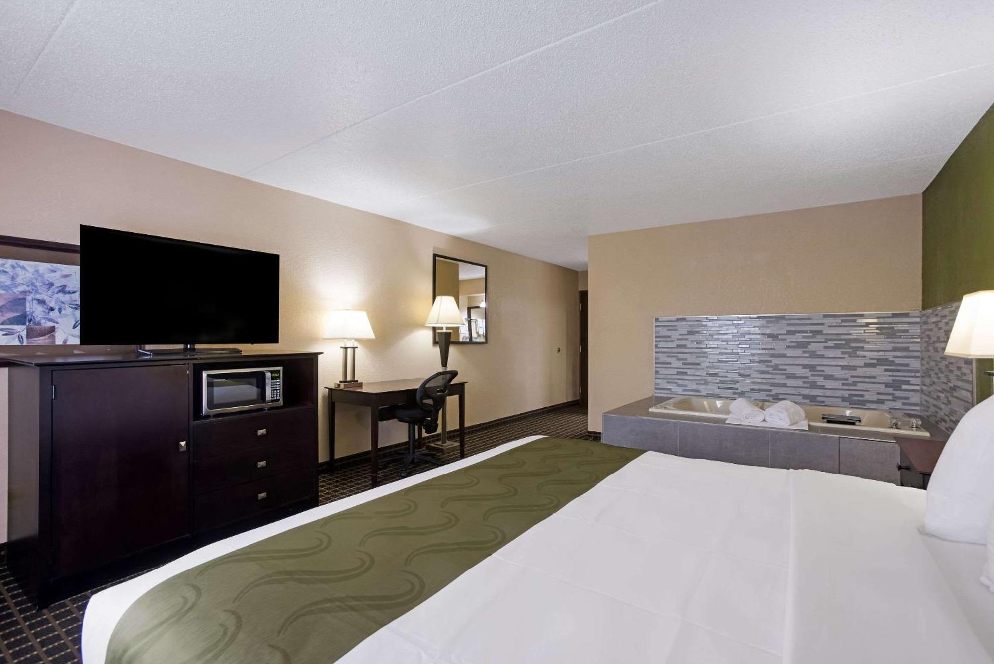 Quality Inn & Suites Big Rapids Near University Εξωτερικό φωτογραφία