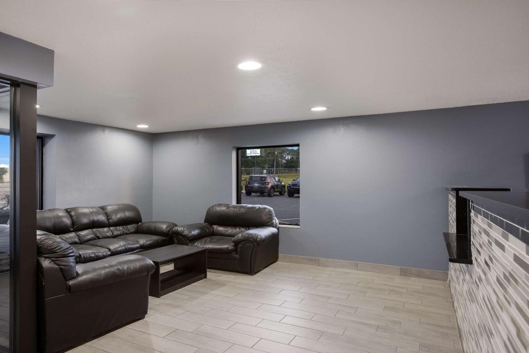 Quality Inn & Suites Big Rapids Near University Εξωτερικό φωτογραφία