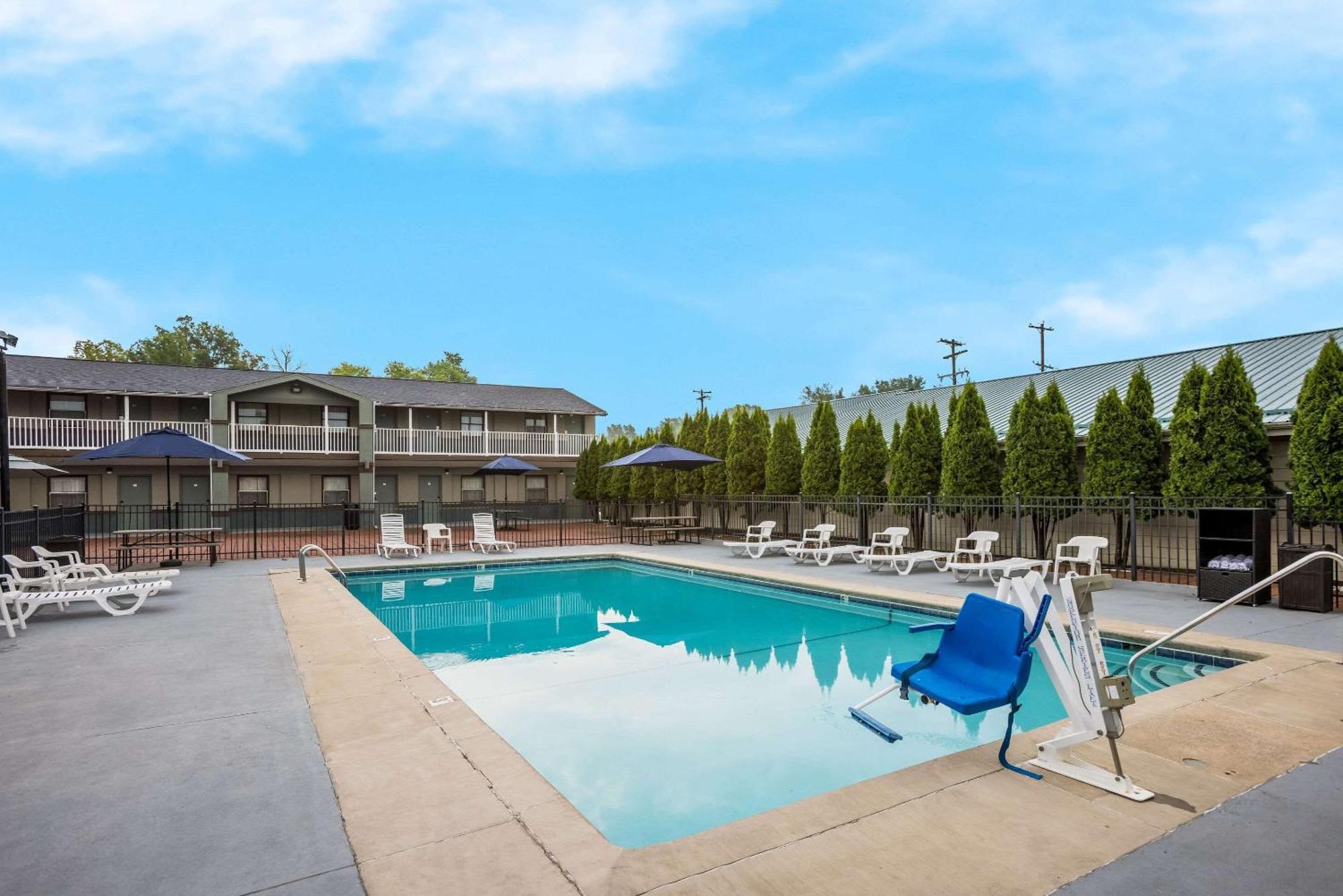 Quality Inn & Suites Big Rapids Near University Εξωτερικό φωτογραφία